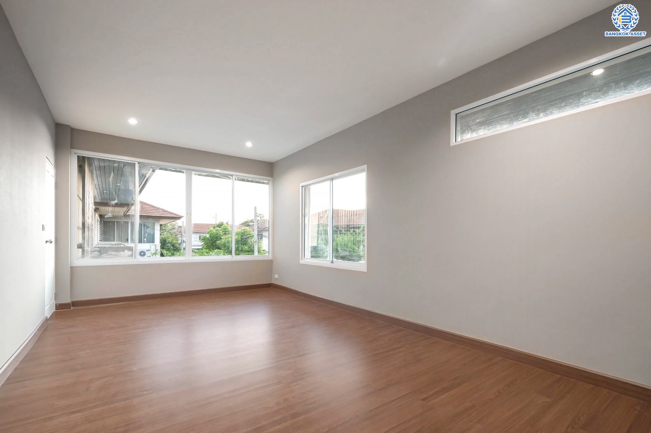 บ้านมือสองตกแต่งใหม่ โครงการ เดอะเวอรีเดียนโฮม กาญจนาภิเษก เนื้อที่กว้าง 75 ตร.ว. ฟังก์ชัน 3 ห้องนอน 4 ห้องน้ำ 1 ห้องอเนกประสงค์ 1 ห้องแม่บ้าน จอดรถได้ 2 จอด บนทำเลดี ติดถนนกาญจนาภิเษก เชื่อมต่อถนนรัตนาธิเบศร์ ถนนนครอินทร์ ถนนกาญจนาภิเษก ใกล้รถไฟฟ้าสายสีม่วง "สถานีตลาดบางใหญ่" และจุดขึ้นทางด่วน "ศรีรัช"...